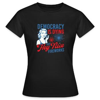 La démocratie qui meurt Un joli feu d’artifice Humour - T-shirt Femme - noir - Devant - AI Model Female 172 dark (172cm)