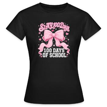 Slay 100 Tage Schule Pink Schleife Coquette - Frauen T-Shirt - Schwarz - Vorne - AI Model Female 172 dark (172cm)