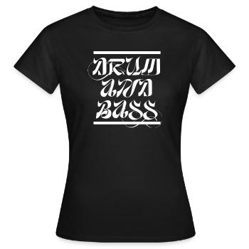 Drum-and-Bass-Skript - Frauen T-Shirt - Schwarz - Vorne - AI Model Female 172 dark (172cm)