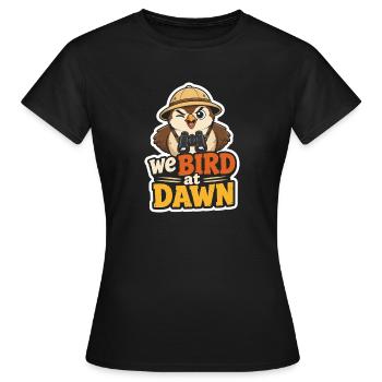 Vogel bei Morgengrauen – We Bird at Dawn - Frauen T-Shirt - Schwarz - Vorne - AI Model Female 172 dark (172cm)