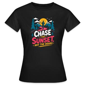 Trailrunning – Jage dem Sonnenuntergang, nicht den Stunden - Frauen T-Shirt - Schwarz - Vorne - AI Model Female 172 dark (172cm)