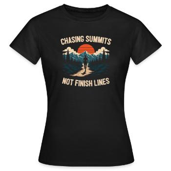 Coureur à la poursuite des sommets, pas à la ligne d’arrivée - T-shirt Femme - noir - Devant - AI Model Female 172 dark (172cm)