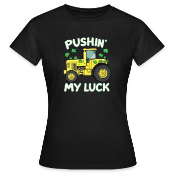 Pushin' My Luck Traktor St Patricks Day - Frauen T-Shirt - Schwarz - Vorne - AI Model Female 172 dark (172cm)