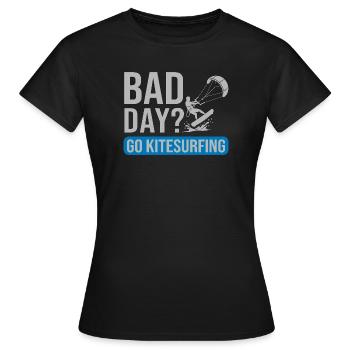 Mauvaise journée ? Go Kitesurf – T-shirt de kitesurf pour - T-shirt Femme - noir - Devant - AI Model Female 172 dark (172cm)