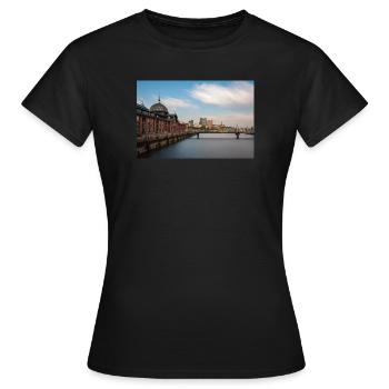 Salle historique des ventes aux enchères de poissons à Hambourg - T-shirt Femme - noir - Devant - AI Model Female 172 dark (172cm)