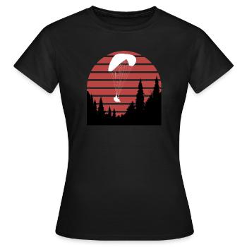 Gleitschirm_uber_Wald - Frauen T-Shirt - Schwarz - Vorne - AI Model Female 172 dark (172cm)