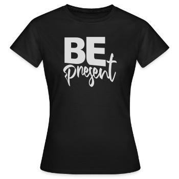 Be Present Sei Im Moment Hier Und Jetzt Zitat Text - Frauen T-Shirt - Schwarz - Vorne - AI Model Female 172 dark (172cm)
