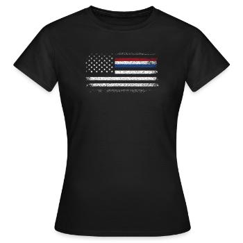 Robuste amerikanische Flagge mit blauem Akzent - Frauen T-Shirt - Schwarz - Vorne - AI Model Female 172 dark (172cm)