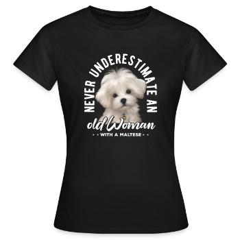 Ne sous-estimez jamais une vieille femme avec un maltais - T-shirt Femme - noir - Devant - AI Model Female 172 dark (172cm)