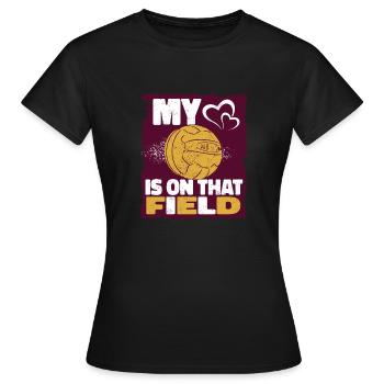 Mein Herz Ist Auf Dem Fußballplatz Fußball-Vibes - Frauen T-Shirt - Schwarz - Vorne - AI Model Female 172 dark (172cm)
