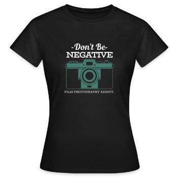 Tout ce dont j’ai besoin, c’est de café - T-shirt Femme - noir - Devant - AI Model Female 172 dark (172cm)