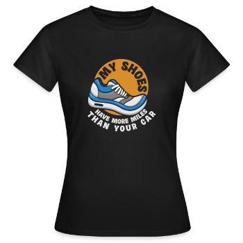 Meine Schuhe Haben Mehr Kilometer Als Dein Auto - Frauen T-Shirt - Schwarz - Vorne - AI Model Female 172 dark (172cm)