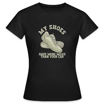 Meine Schuhe Haben Mehr Kilometer Als Dein Auto - Frauen T-Shirt - Schwarz - Vorne - AI Model Female 172 dark (172cm)