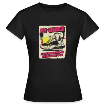 Meine Schuhe Haben Mehr Kilometer Als Dein Auto - Frauen T-Shirt - Schwarz - Vorne - AI Model Female 172 dark (172cm)