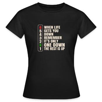 Transmission manuelle de moto dicton : Quand la vie - T-shirt Femme - noir - Devant - AI Model Female 172 dark (172cm)