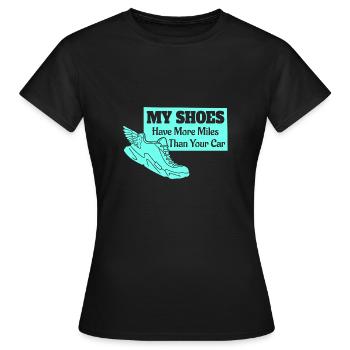 Meine Schuhe Haben Mehr Kilometer Als Dein Auto - Frauen T-Shirt - Schwarz - Vorne - AI Model Female 172 dark (172cm)