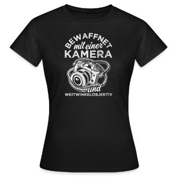 Bewaffnet mit einer KAMERA und WEITWINKELOBJEKTIV - Frauen T-Shirt - Schwarz - Vorne - AI Model Female 172 dark (172cm)
