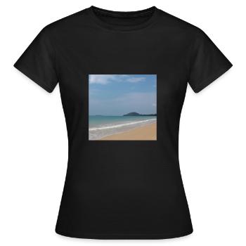 Plage avec mer et ciel bleu - T-shirt Femme - noir - Devant - AI Model Female 172 dark (172cm)