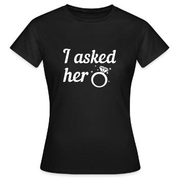 A demandé à sa fiancée une bague de fiançailles en diamant - T-shirt Femme - noir - Devant - AI Model Female 172 dark (172cm)