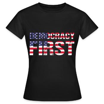 Democracy First USA Democracy Freedom - Women's T-Shirt - black - Front - AI Model Female 172 dark (172cm)