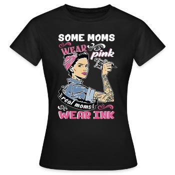 « Some Moms Wear Pink Real Moms Wear Ink Lover - T-shirt Femme - noir - Devant - AI Model Female 172 dark (172cm)