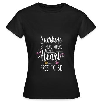 T-Shirt Hoodie Frauen Wo das Herz frei sein kann - Frauen T-Shirt - Schwarz - Vorne - AI Model Female 172 dark (172cm)
