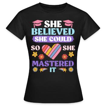 Elle a maîtrisé le Master - T-shirt Femme - noir - Devant - AI Model Female 172 dark (172cm)