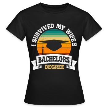 Überlebt Meine Frau hat einen Bachelor Abschluss - Frauen T-Shirt - Schwarz - Vorne - AI Model Female 172 dark (172cm)
