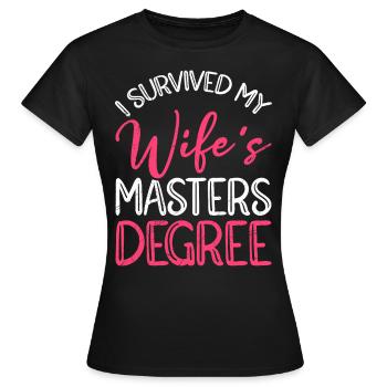 Überlebt Meine Frau hat einen Master Abschluss - Frauen T-Shirt - Schwarz - Vorne - AI Model Female 172 dark (172cm)