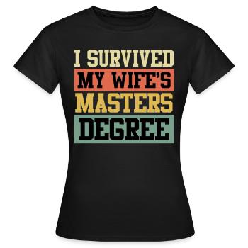 Überlebt Meine Frau hat einen Master Abschluss - Frauen T-Shirt - Schwarz - Vorne - AI Model Female 172 dark (172cm)