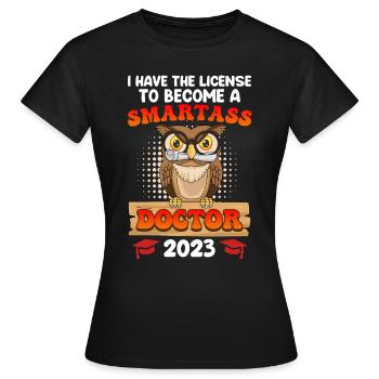 Lizenz zum klugscheißen Ich habe einen Doktortitel - Frauen T-Shirt - Schwarz - Vorne - AI Model Female 172 dark (172cm)