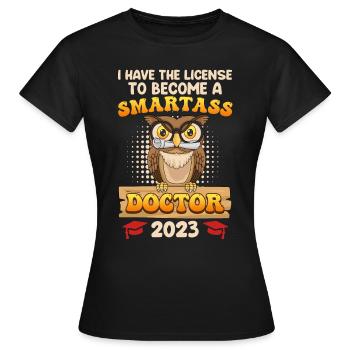 Lizenz zum klugscheißen Ich habe einen Doktortitel - Frauen T-Shirt - Schwarz - Vorne - AI Model Female 172 dark (172cm)