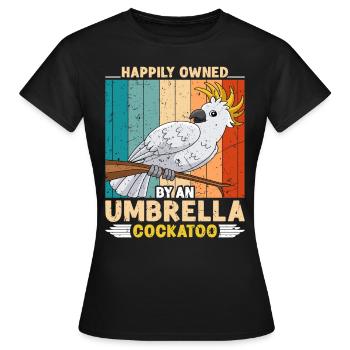 Kakadus Happily owned by an Umbrella Cockatoo - Frauen T-Shirt - Schwarz - Vorne - AI Model Female 172 dark (172cm)