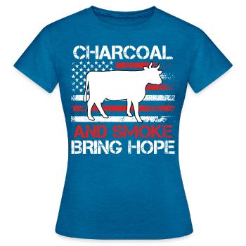 Grill Master LE CHARBON DE BOIS ET LA FUMÉE APPORTENT DE L’ESPOIR - T-shirt Femme - bleu saphir antique chiné - Devant - AI Model Female 172 dark (172cm)