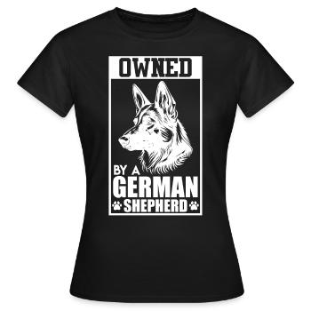 Deutscher Schäferhund OWNED BY GERMAN SHEPHERD - Frauen T-Shirt - Schwarz - Vorne - AI Model Female 172 dark (172cm)