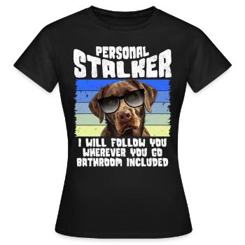 Chien Labrador PERSONAL STALKER JE TE SUIVRAI - T-shirt Femme - noir - Devant - AI Model Female 172 dark (172cm)