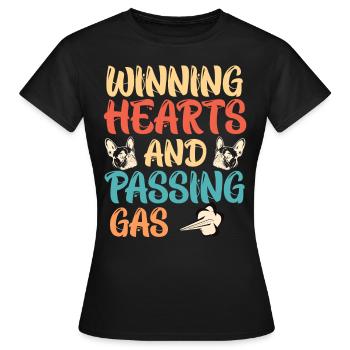 Lustige Bulldogge WINNING HEARTS PASSING GAS - Frauen T-Shirt - Schwarz - Vorne - AI Model Female 172 dark (172cm)