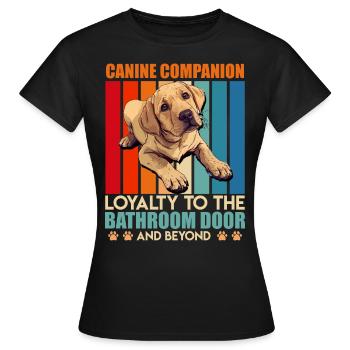 Labrador PERSÖNLICHER BEGLEITER zum Badezimmer - Frauen T-Shirt - Schwarz - Vorne - AI Model Female 172 dark (172cm)