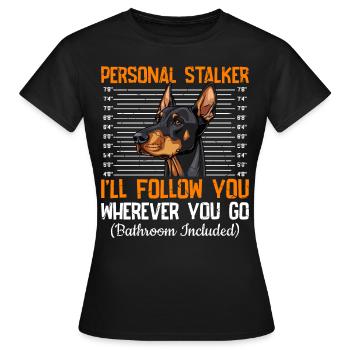 Doberman PERSONAL STALKER JE VOUS SUIVRAI Drôle - T-shirt Femme - noir - Devant - AI Model Female 172 dark (172cm)
