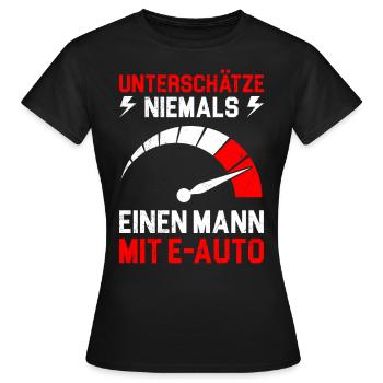 E-Auto UNTERSCHÄTZE NIEMALS EINEN MANN MIT E AUTO - Frauen T-Shirt - Schwarz - Vorne - AI Model Female 172 dark (172cm)