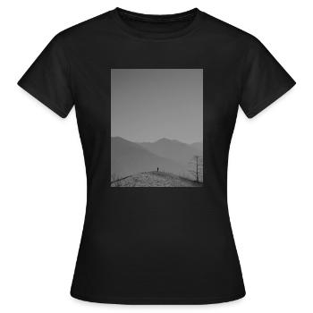 La solitude au sommet - T-shirt Femme - noir - Devant - AI Model Female 172 dark (172cm)