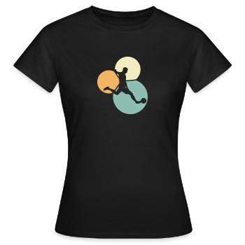 Striker Fußball - Frauen T-Shirt - Schwarz - Vorne - AI Model Female 172 dark (172cm)