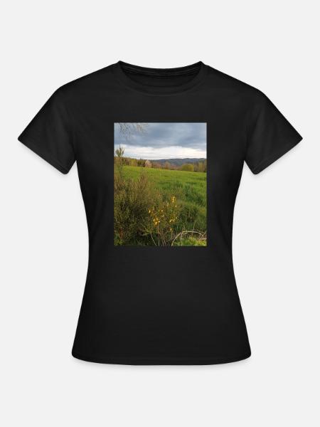 Feld unter grauem Himmel - Frauen T-Shirt - Schwarz