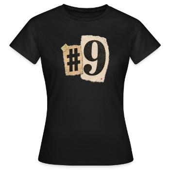 Zahl Neun Collage Typografie - Frauen T-Shirt - Schwarz - Vorne - AI Model Female 172 dark (172cm)
