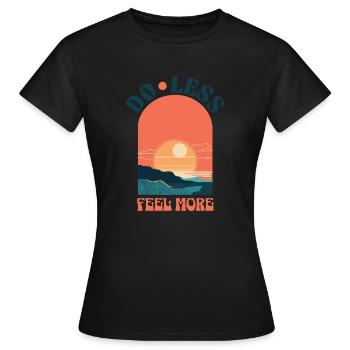 Do Less Feel More – Sonnenuntergang im Retro-Stil - Frauen T-Shirt - Schwarz - Vorne - AI Model Female 172 dark (172cm)