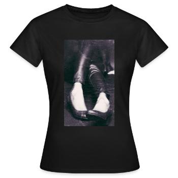 HIGH HEELS - Frauen T-Shirt - Schwarz - Vorne - AI Model Female 172 dark (172cm)