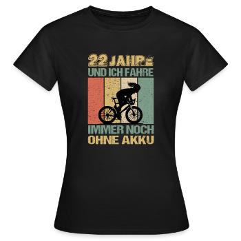 Geburtstag 22 Fahrradfahrerin Retro Frauen - Frauen T-Shirt - Schwarz - Vorne - AI Model Female 172 dark (172cm)