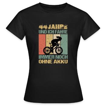 Geburtstag 44 Fahrradfahrerin Retro Frauen - Frauen T-Shirt - Schwarz - Vorne - AI Model Female 172 dark (172cm)