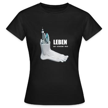 Leben auf großem Fuß - Frauen T-Shirt - Schwarz - Vorne - AI Model Female 172 dark (172cm)