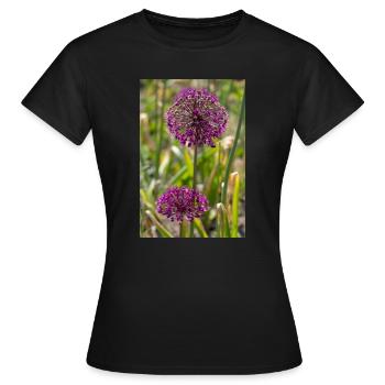 Ornamental leeks in purple: spherical blossoms - Women's T-Shirt - black - Front - AI Model Female 172 dark (172cm)
